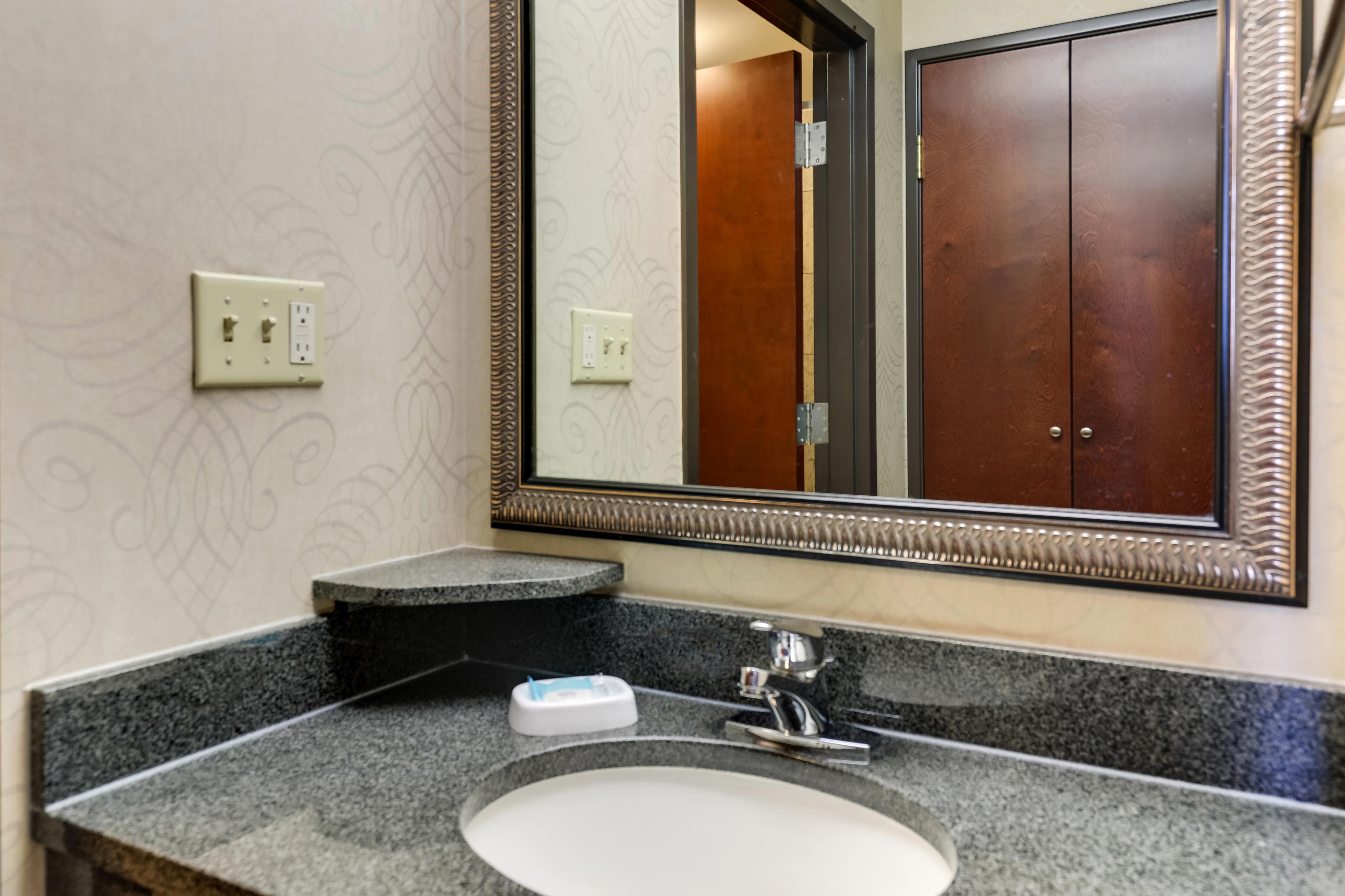 Drury Plaza Hotel New Orleans - Bathroom