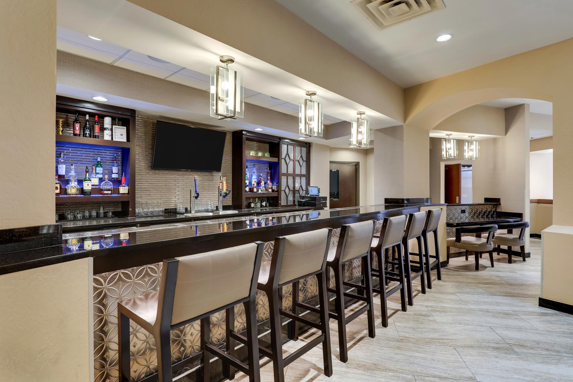 Drury Inn & Suites Phoenix Airport - Kitchen + Bar