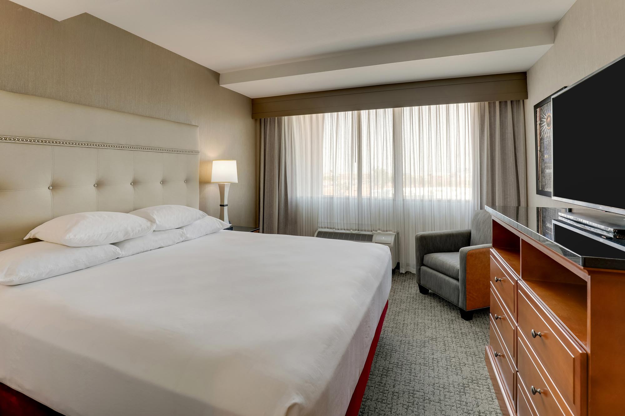 Drury Inn & Suites Phoenix Airport - King Suite