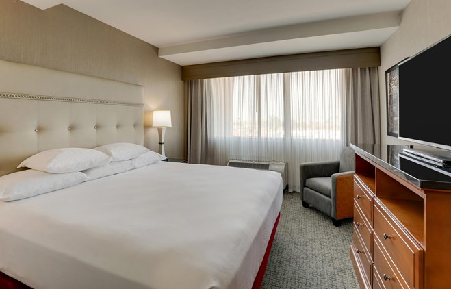 Drury Inn & Suites Phoenix Airport - King Suite