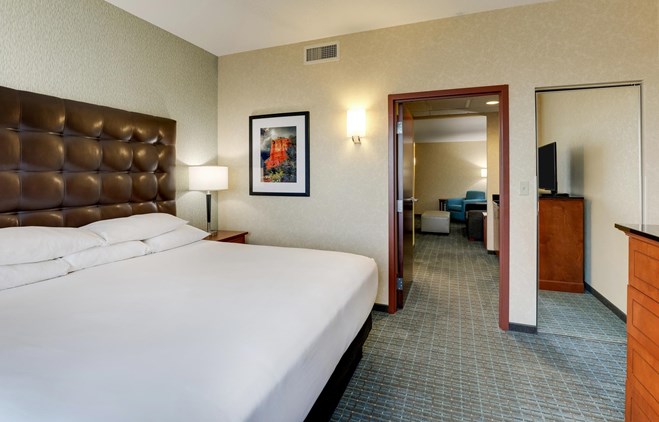 Drury Inn & Suites Phoenix Chandler - King Suite