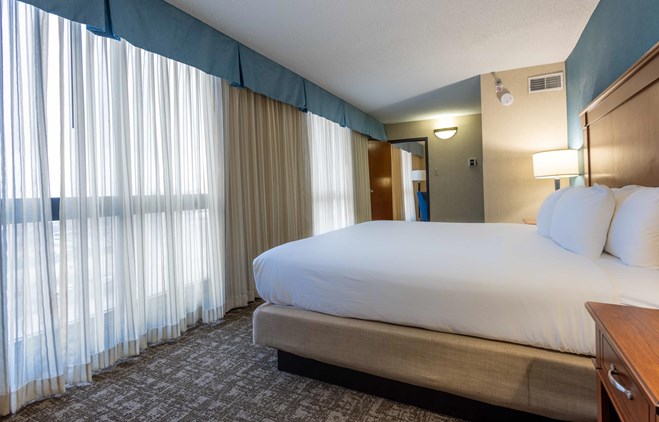 Pear Tree Inn St. Louis Near Union Station King Suite