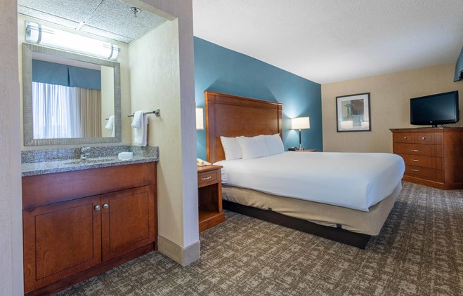 Pear Tree Inn St. Louis Near Union Station King Suite