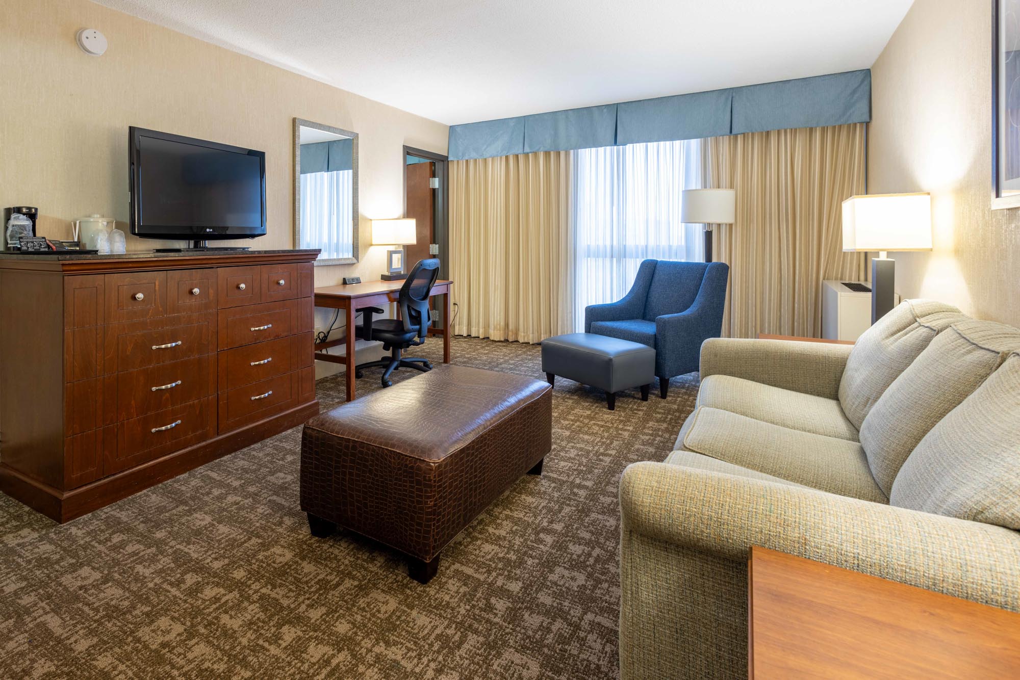 Pear Tree Inn St. Louis Near Union Station King Suite