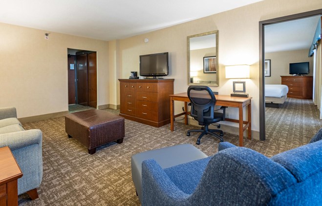 Pear Tree Inn St. Louis Near Union Station King Suite