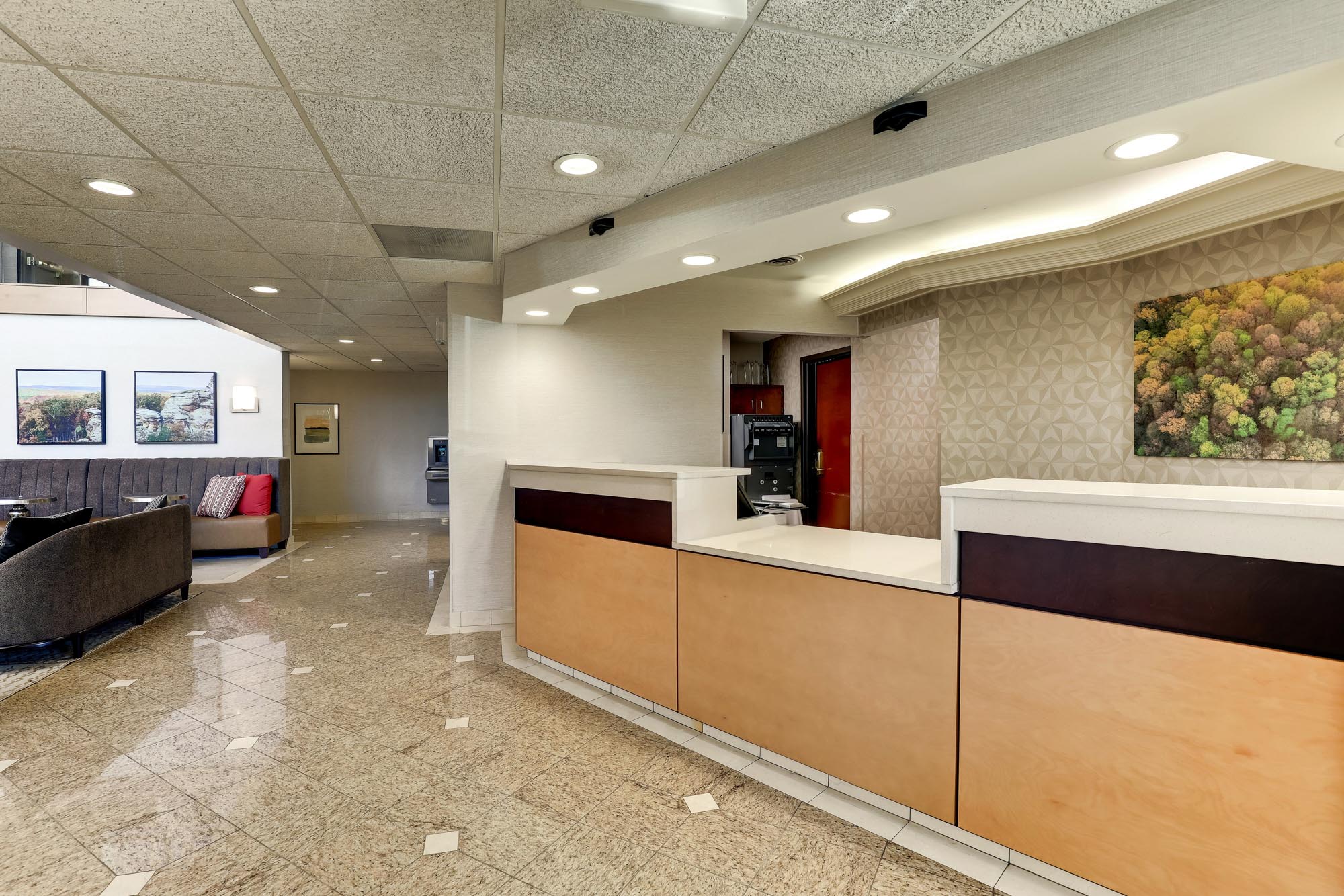 Drury Inn & Suites Marion - Front Desk