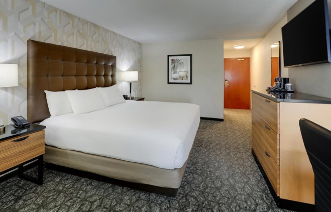 Drury Inn & Suites Birmingham Lakeshore Drive - 1 King Bed Deluxe