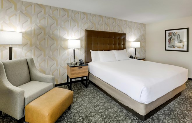 Drury Inn & Suites Birmingham Lakeshore Drive - 1 King Bed Deluxe