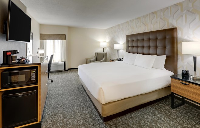Drury Inn & Suites Birmingham Lakeshore Drive - 1 King Bed Deluxe