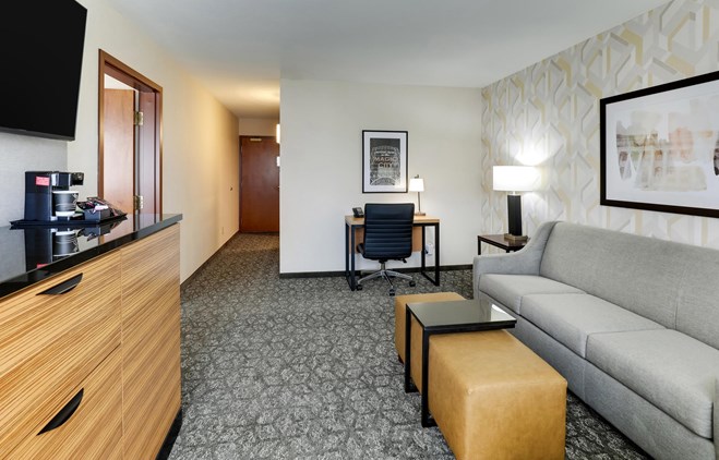 Drury Inn & Suites Birmingham Lakeshore Drive - King Suite