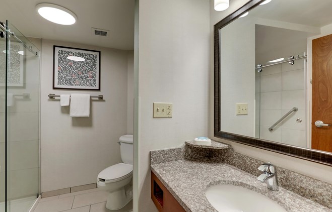 Drury Inn & Suites Birmingham Lakeshore Drive - Guest Bathroom