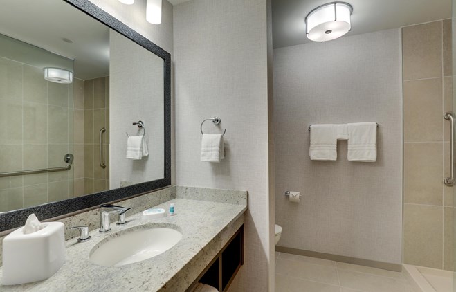 Drury Plaza Hotel Savannah Pooler - Guest Bathroom