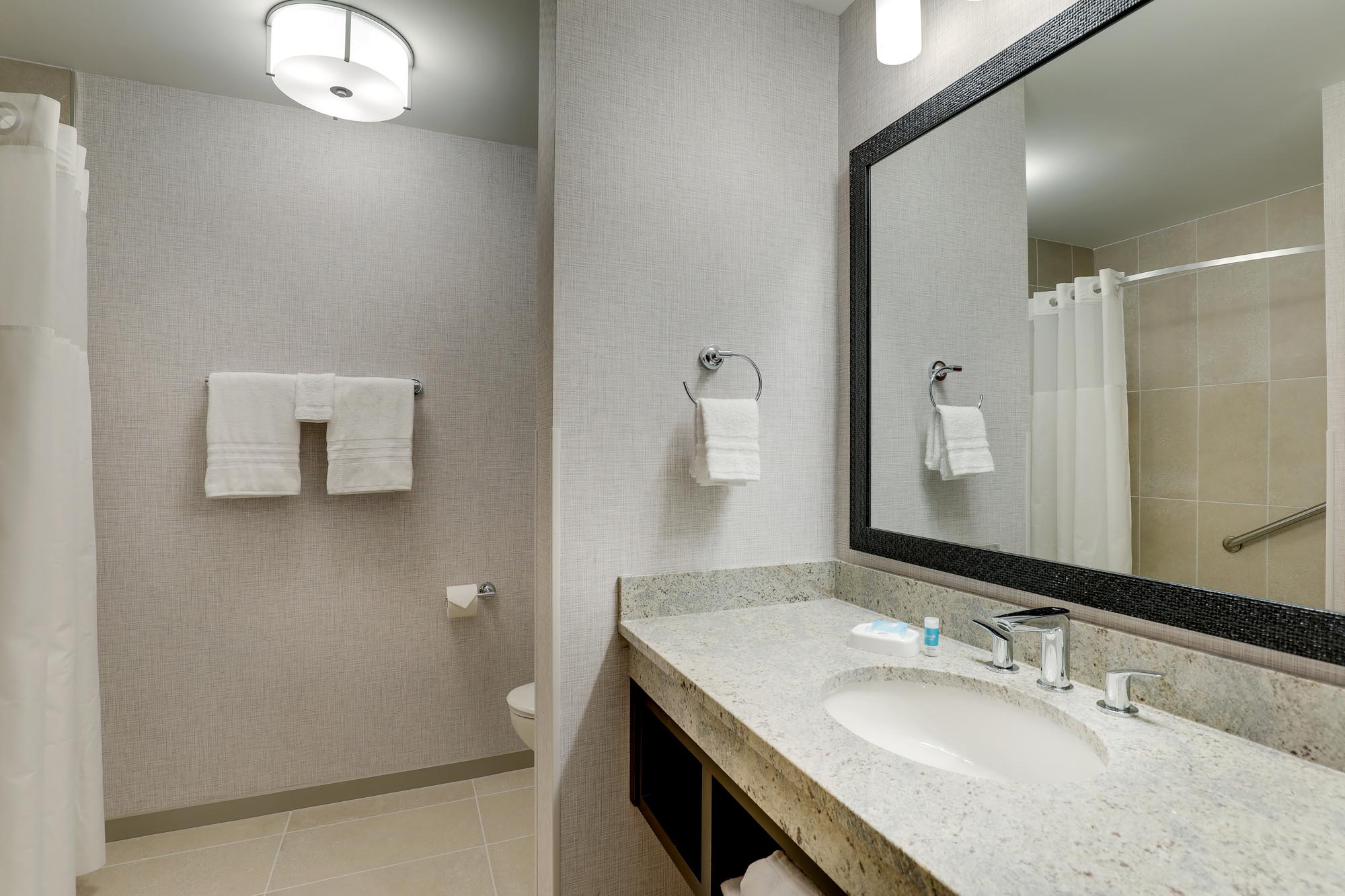 Drury Plaza Hotel Savannah Pooler - Guest Bathroom