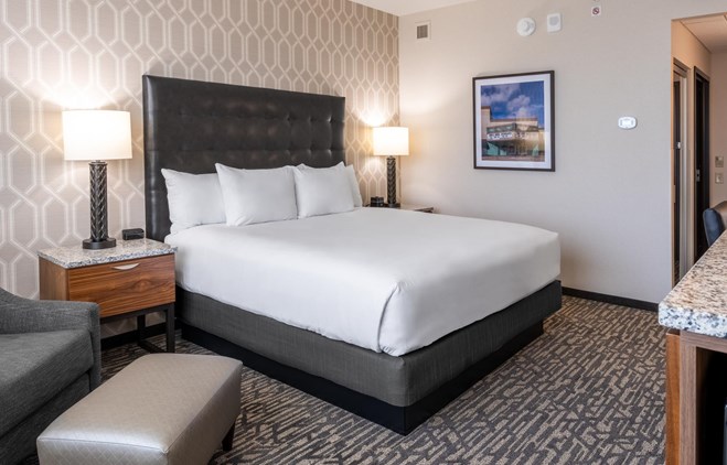 Drury Plaza Hotel Dallas Arlington - King Room Deluxe