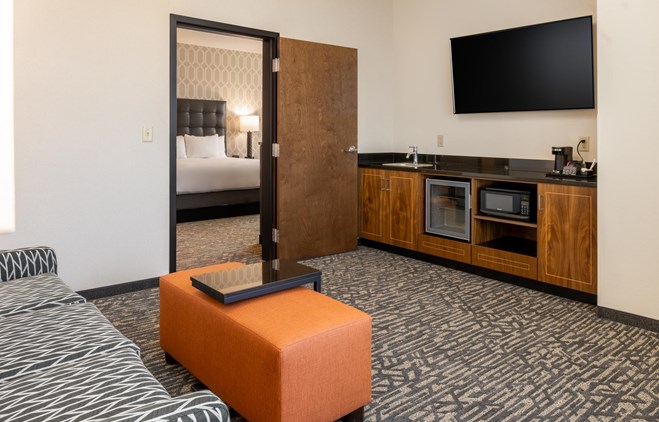 Drury Plaza Hotel Dallas Arlington - King Suite