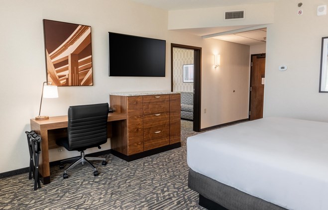 Drury Plaza Hotel Dallas Arlington - King Suite