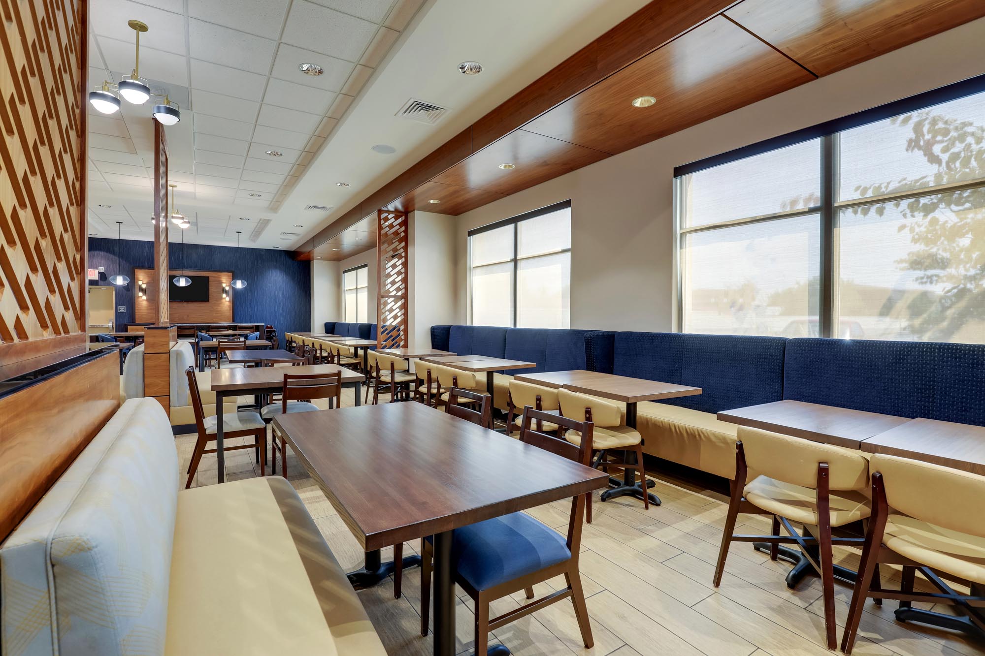 Drury Inn & Suites Lafayette, IN - Dining Area