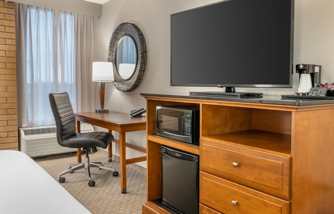 Drury Inn & Suites Champaign - King Room Deluxe