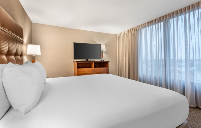 Drury Inn & Suites Champaign - King Suite