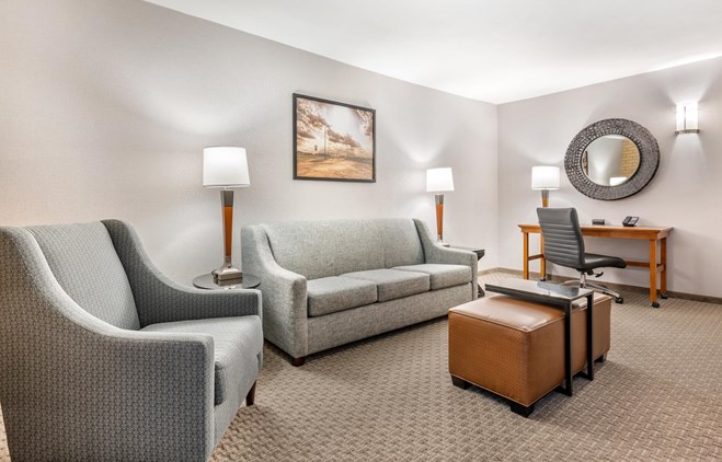 Drury Inn & Suites Champaign - King Suite