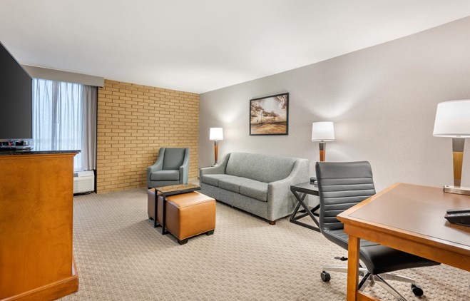 Drury Inn & Suites Champaign - King Suite