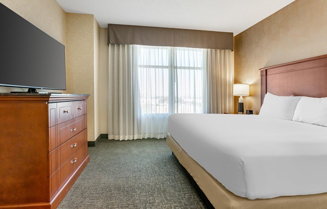 Drury Plaza Hotel Phoenix Tempe - King Suite