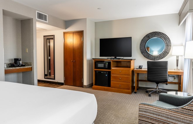Drury Plaza Hotel Broadview Wichita - King Room Deluxe