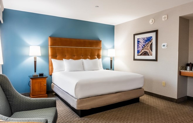 Drury Plaza Hotel Broadview Wichita - King Room Deluxe