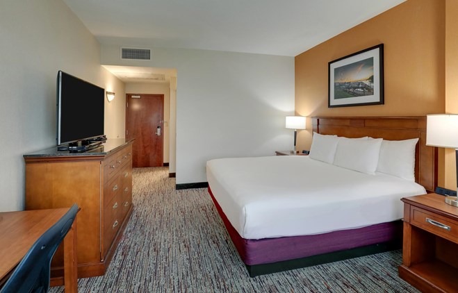 Drury Inn & Suites Charlotte Northlake - King Room Deluxe