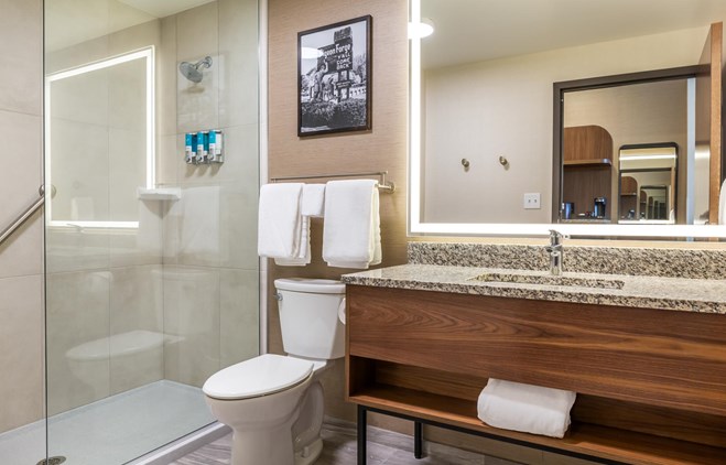Drury Plaza Hotel Pigeon Forge - Guest Bathroom
