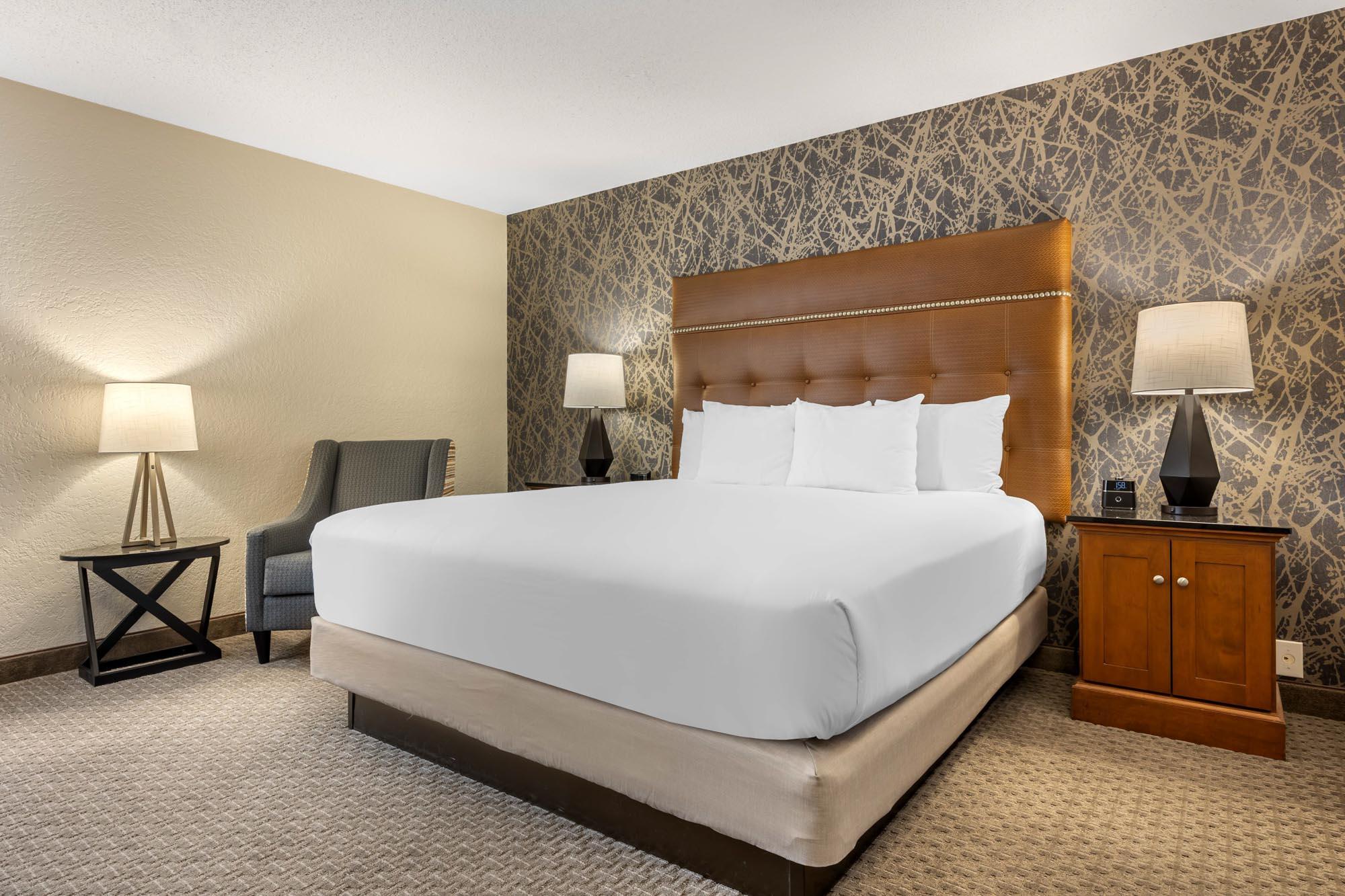 Drury Inn & Suites Springfield, MO - King Guestroom