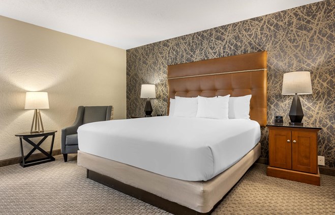 Drury Inn & Suites Springfield, MO - King Guestroom