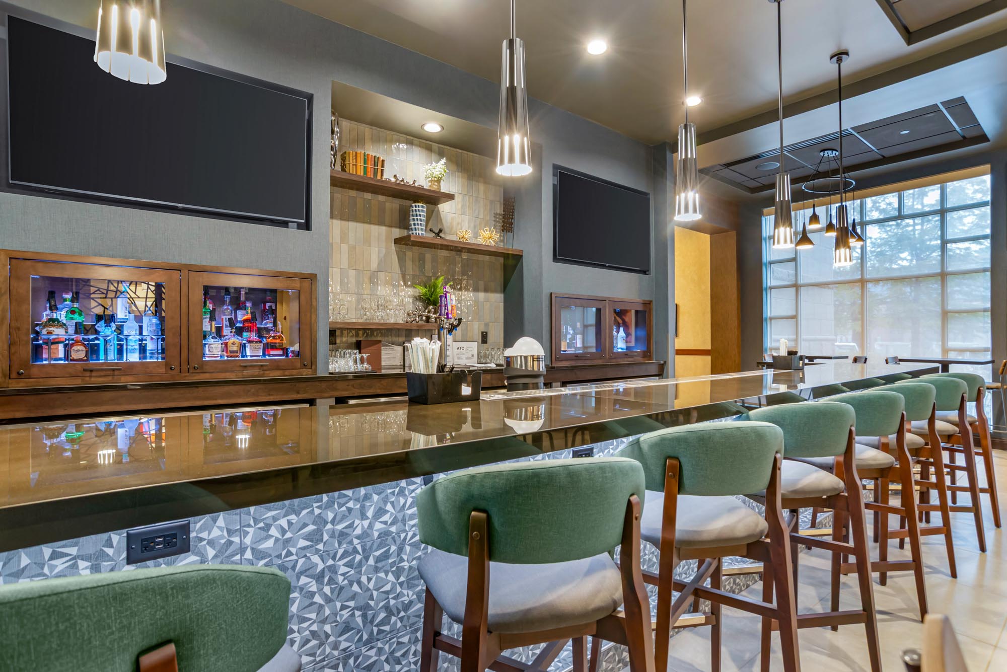 Drury Inn & Suites Baton Rouge - Kitchen + Bar
