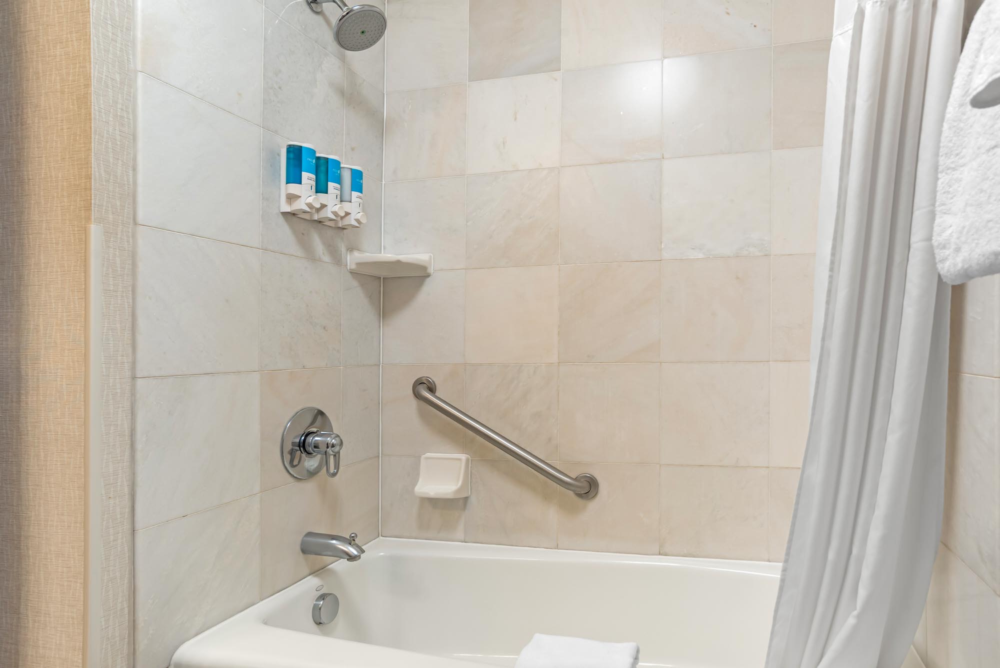 Drury Inn & Suites Baton Rouge - Guest Bath