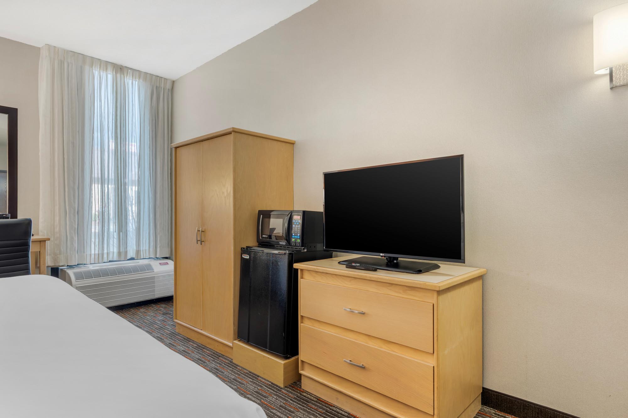 Pear Tree Inn Cape Girardeau West - 1 King Bed