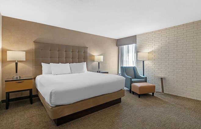 Drury Inn & Suites Joplin - 1 King Bed