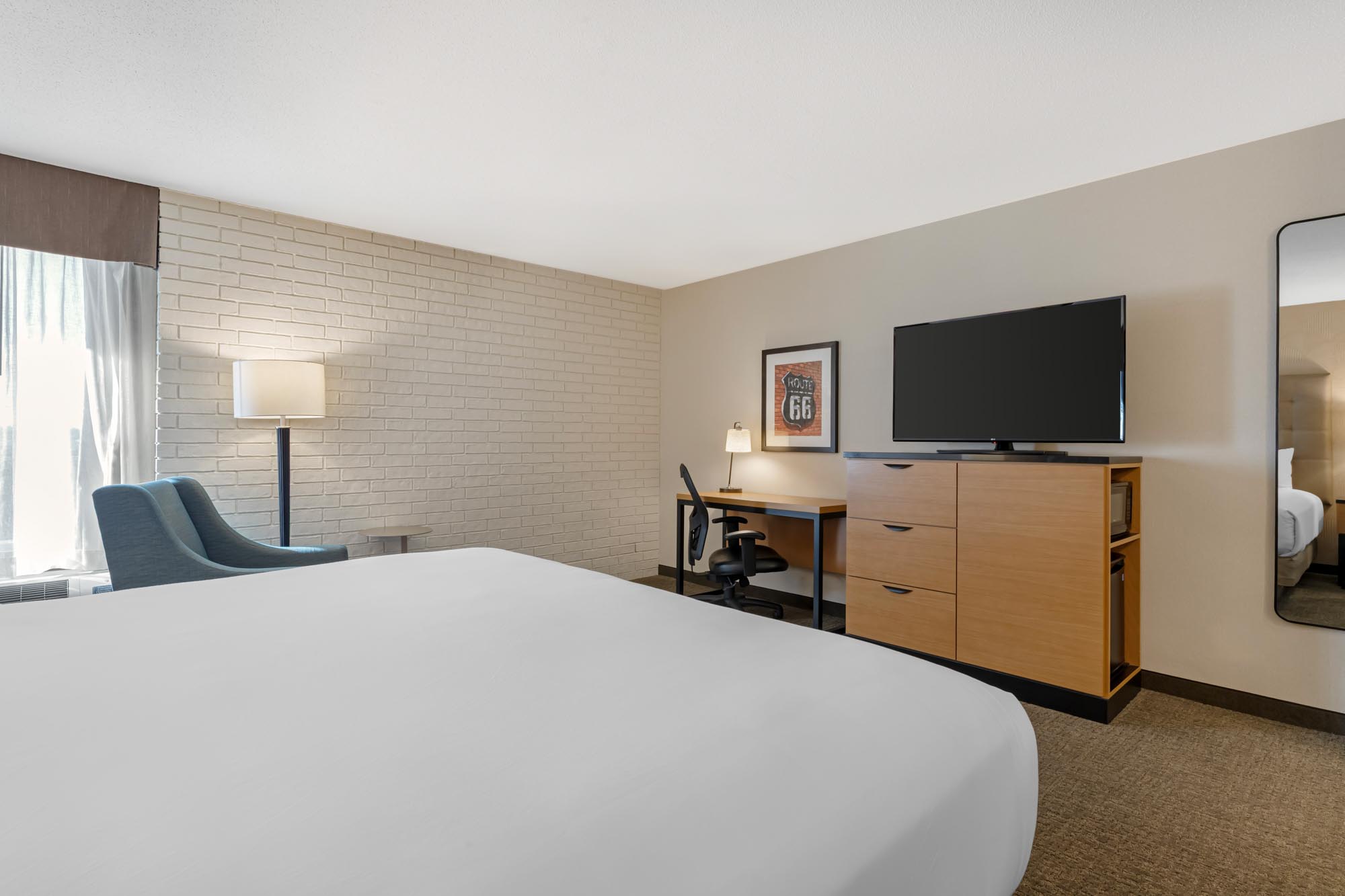 Drury Inn & Suites Joplin - 1 King Bed