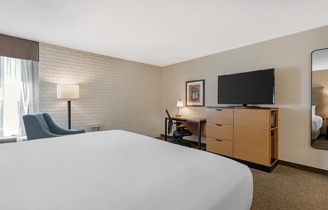 Drury Inn & Suites Joplin - 1 King Bed