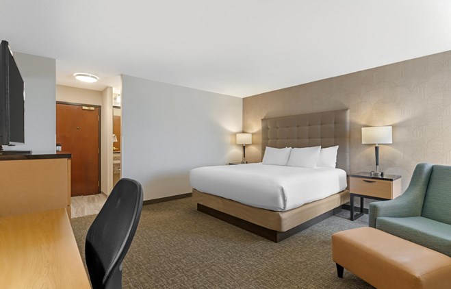Drury Inn & Suites Joplin - 1 King Bed
