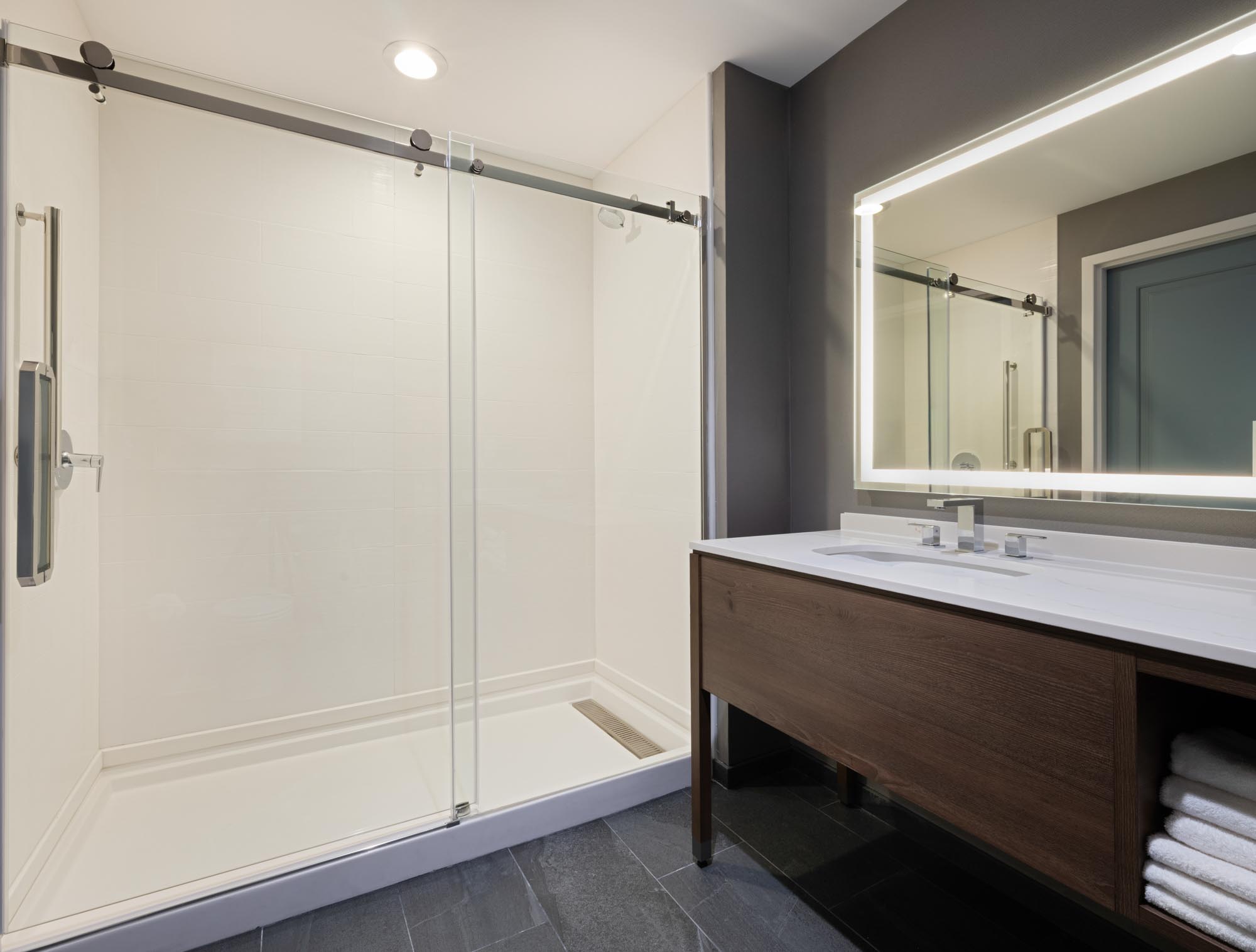 Drury Inn & Suites Destin Miramar Beach - Guest Bath