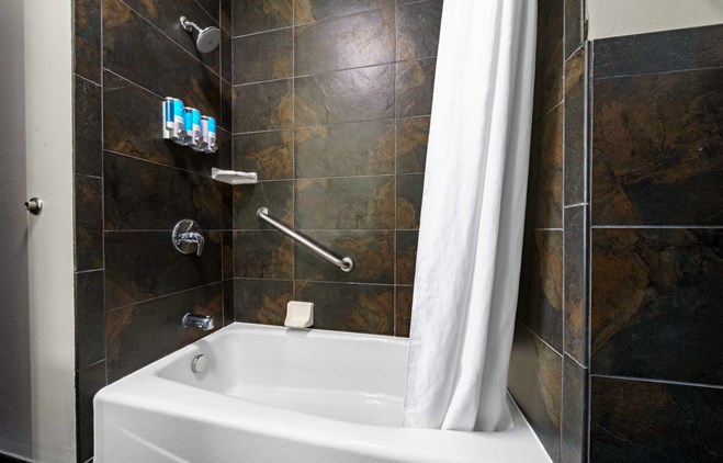 Drury Plaza Hotel New Orleans - Guest Bathroom