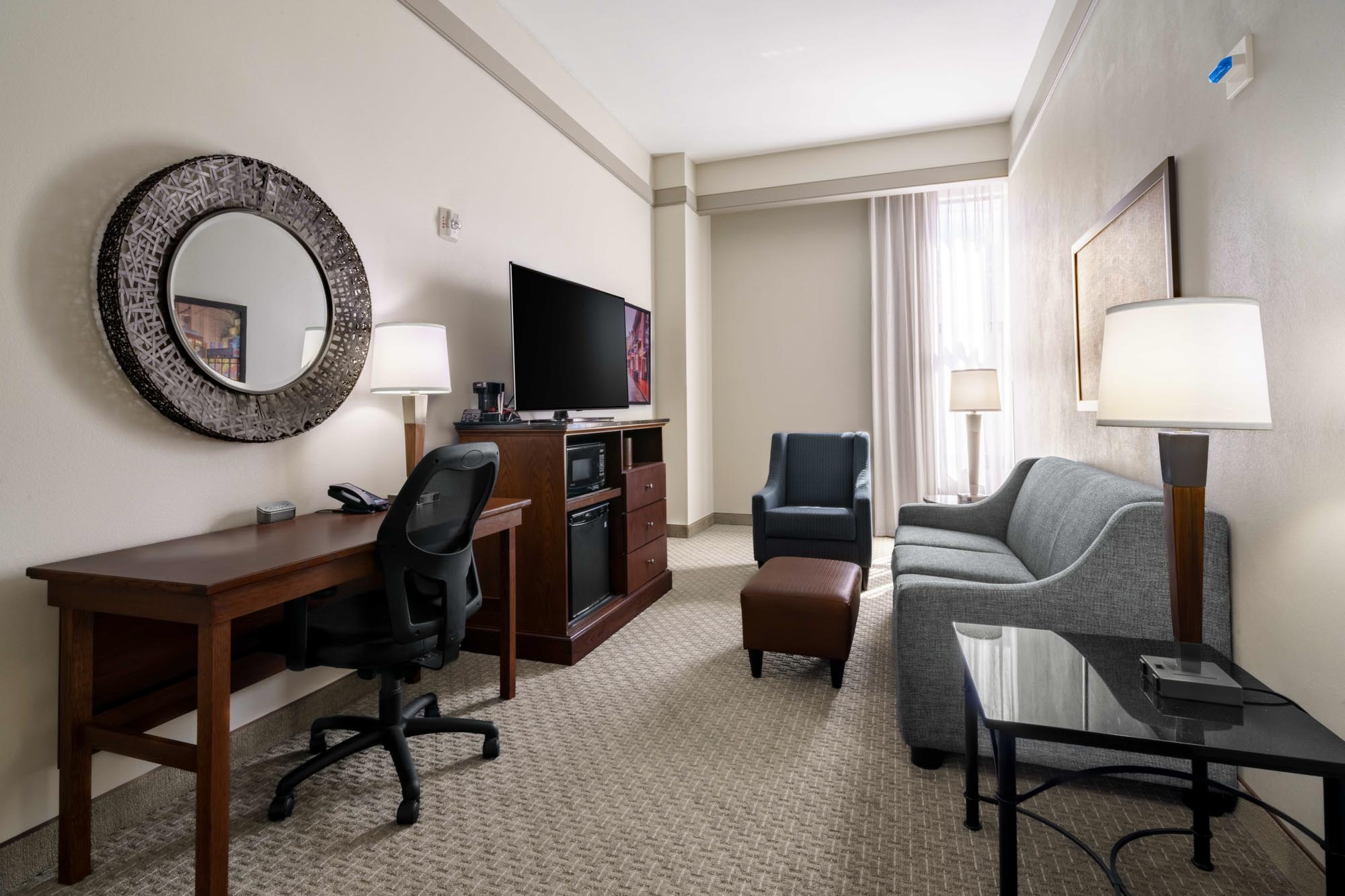 Drury Plaza Hotel New Orleans - 1 King Bed Guest Room Oversized