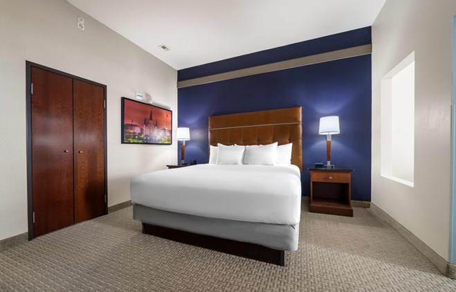 Drury Plaza Hotel New Orleans - 1 King Bed Guest Room Oversized