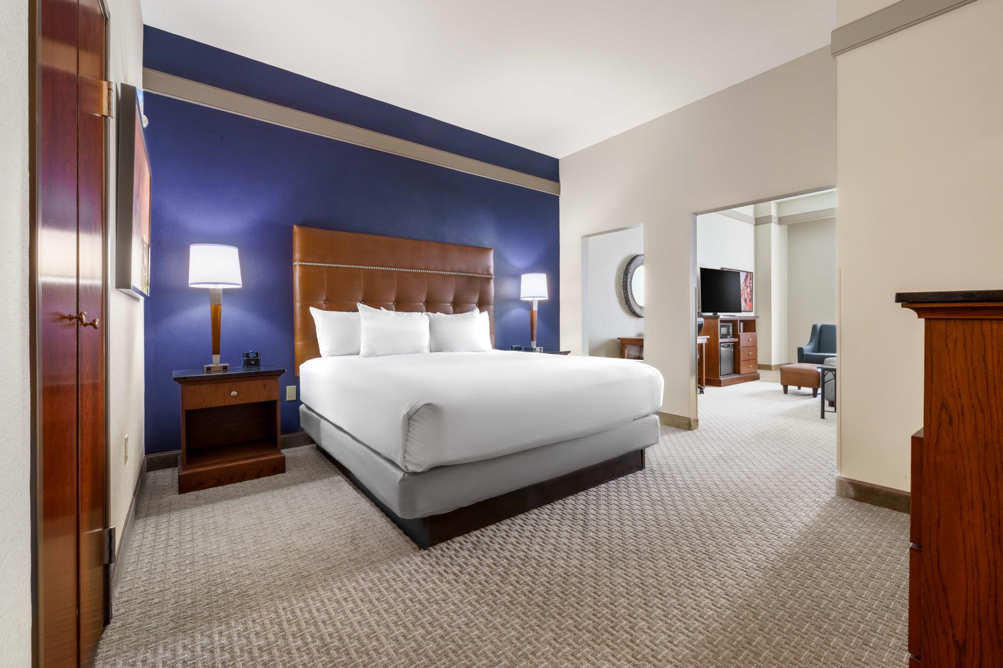 Drury Plaza Hotel New Orleans - 1 King Bed Guest Room Oversized