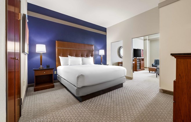 Drury Plaza Hotel New Orleans - 1 King Bed Guest Room Oversized