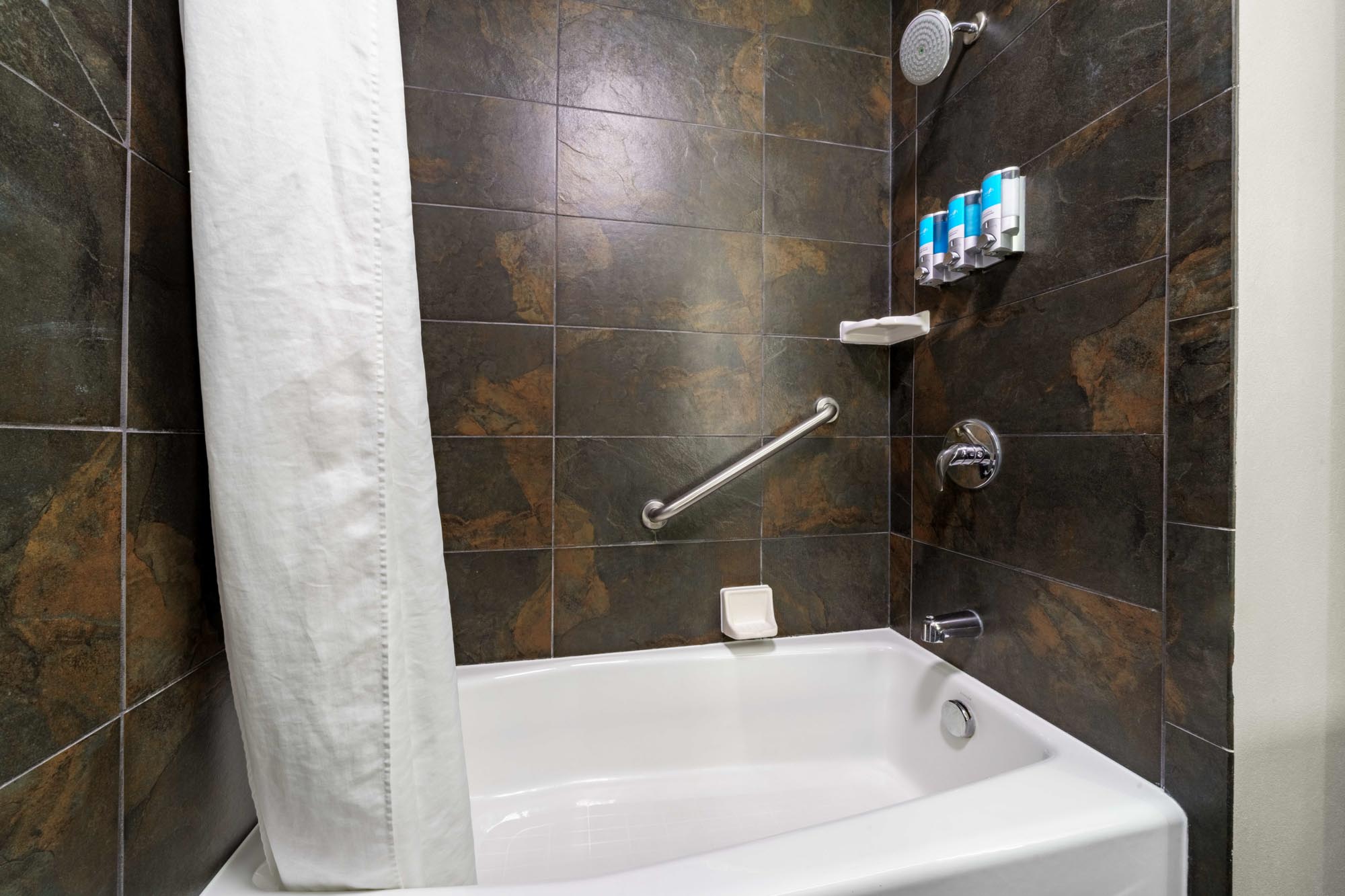 Drury Plaza Hotel New Orleans - Guest Bathroom