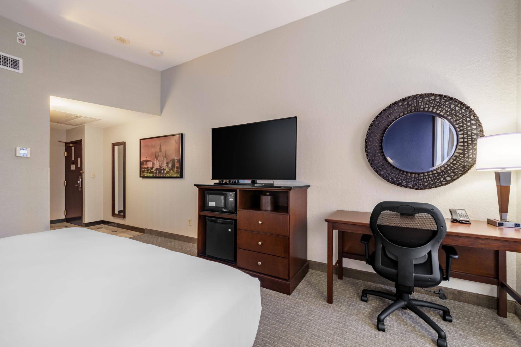 Drury Plaza Hotel New Orleans - 1 King Bed Guest Room