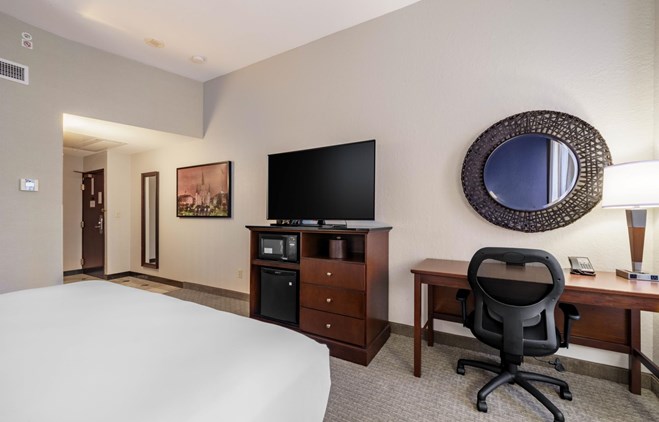 Drury Plaza Hotel New Orleans - 1 King Bed Guest Room