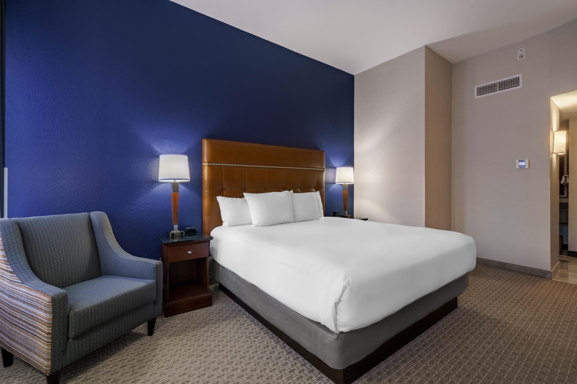 Drury Plaza Hotel New Orleans - 1 King Bed Guest Room