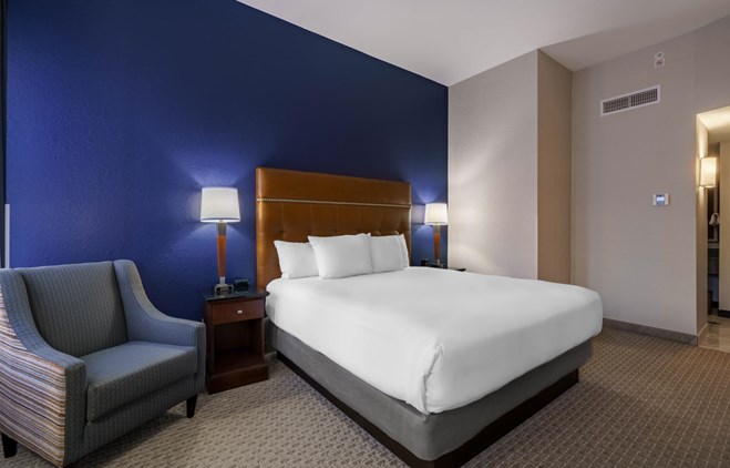 Drury Plaza Hotel New Orleans - 1 King Bed Guest Room